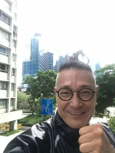 卢惠光新发型了解一下,光叔真的很皮!_电影