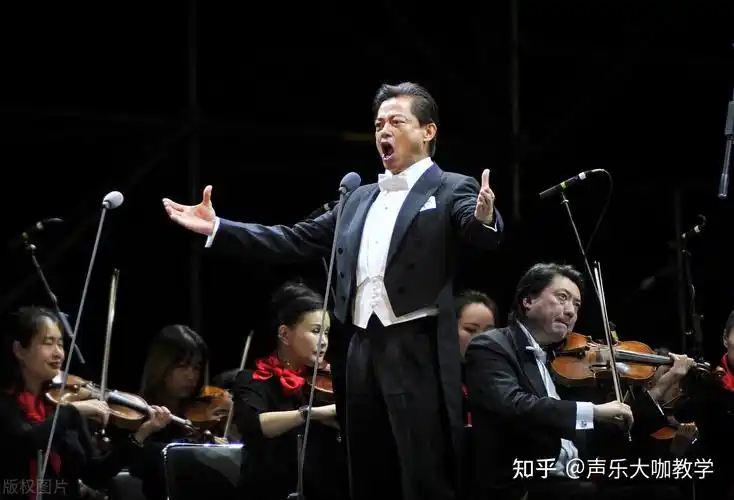 在课堂上就美声唱法的学习内容进行示范发声,让学生跟着发声,这是美声