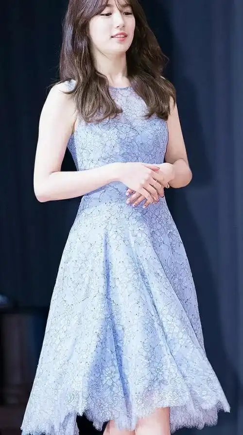 裙子是偏紧身款的设计比较适合,有骨感美的身材,像裴秀智这样体型稍微