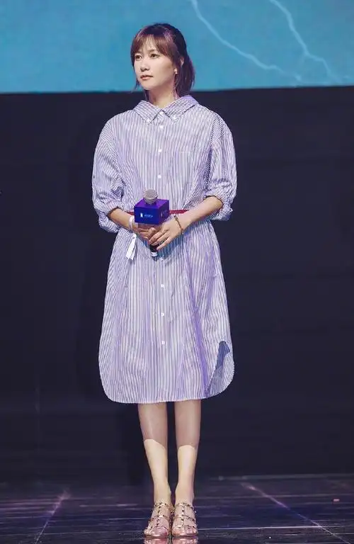 徐静蕾穿紫色衬衫裙出席活动,在腰上围条腰带时尚感都升了好几度