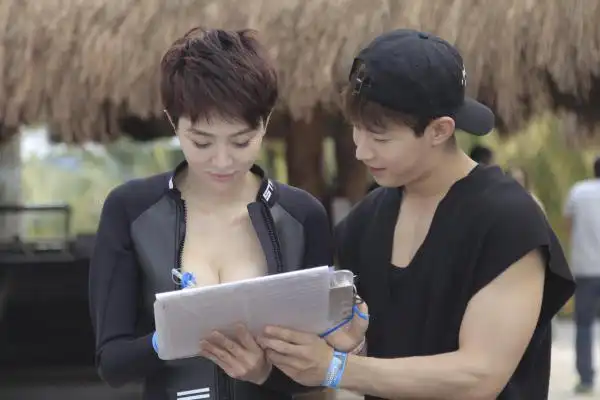 二胖姜妍老公是谁被扒身材性感承认整容比henry大3岁