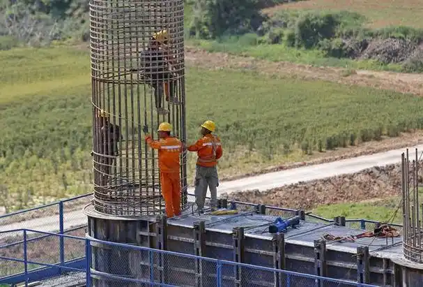 5月24日,在山西省临汾市襄汾县国道108项目南沟大桥施工现场,工人们