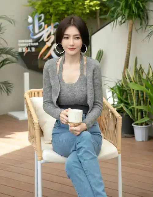 瞧44岁的秦岚这样穿多美_女性_造型_时尚