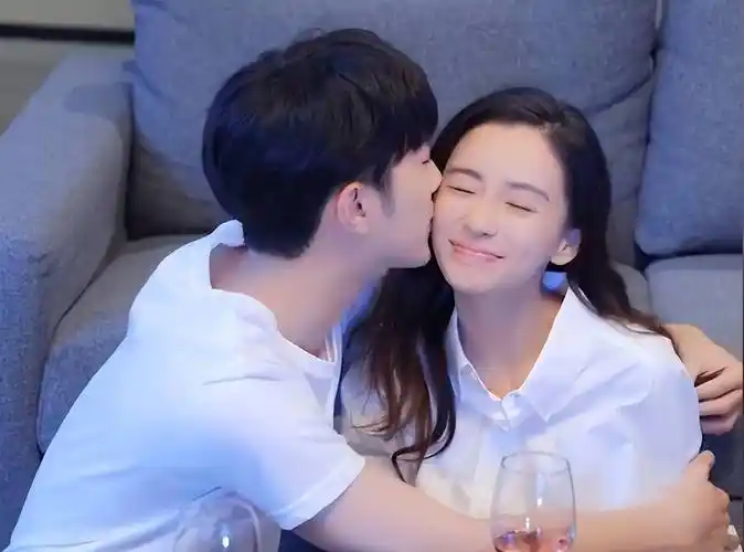 暧昧杨颖被小奶狗揽入怀中直呼投降埋脖拥抱耳朵都红了