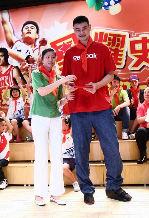 姚明叶莉年轻时就有夫妻相了一红一绿看着也挺配穿衣率性简约