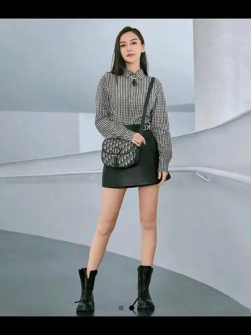 "百变小樱"杨颖穿搭超惊艳,假两件t恤搭牛仔裤清爽个性