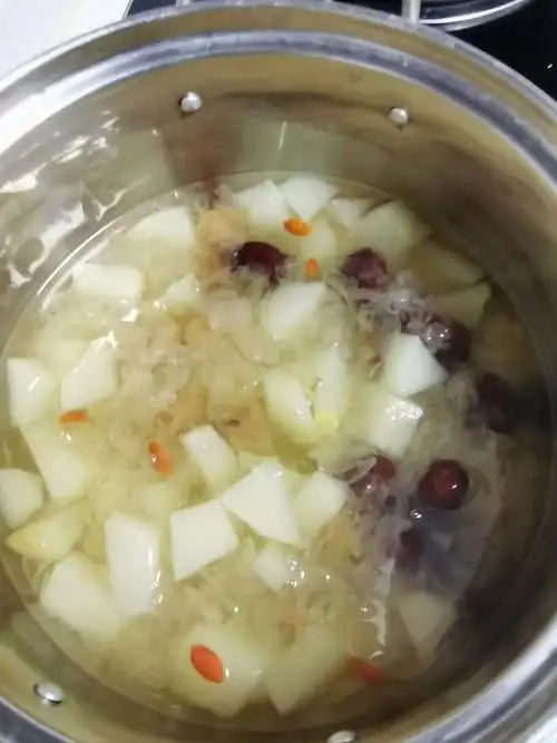 冰糖雪梨汤怎么做(冰糖雪梨汤怎么做好喝)