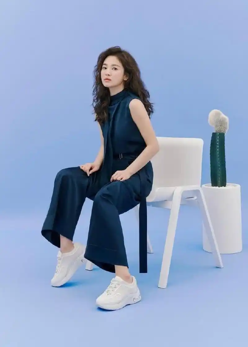 宋慧乔大妈卷发型拍杂志,看着有38岁的样子了