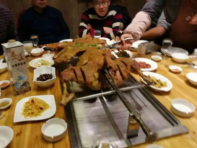 打分 第一次吃烤全羊,口味还可以,大家很能吃,几分钟就剩骨架了,10