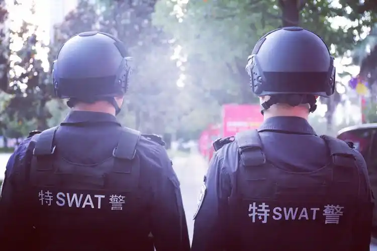 那是坚守于值班备勤的强大背影