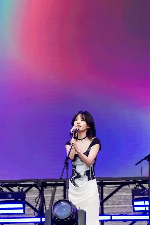 房东的猫 行走的毕业ost#最喜欢的歌手就是房东的猫了!