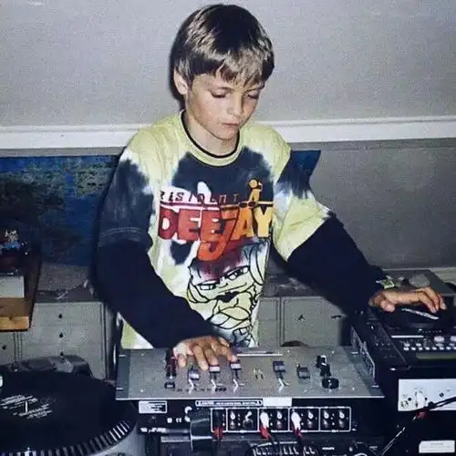 p>马丁·盖瑞斯(martin garrix),原名马亭·杰拉德·嘉伟森(martijn