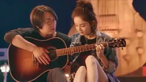 缝纫机乐队:经纪人跟贝斯手浪漫配合,月光下,美女向他献吻