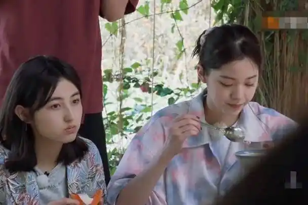 原创欧阳娜娜用勺子喂张子枫张子枫吃法引热议娜比救场堪称教科书