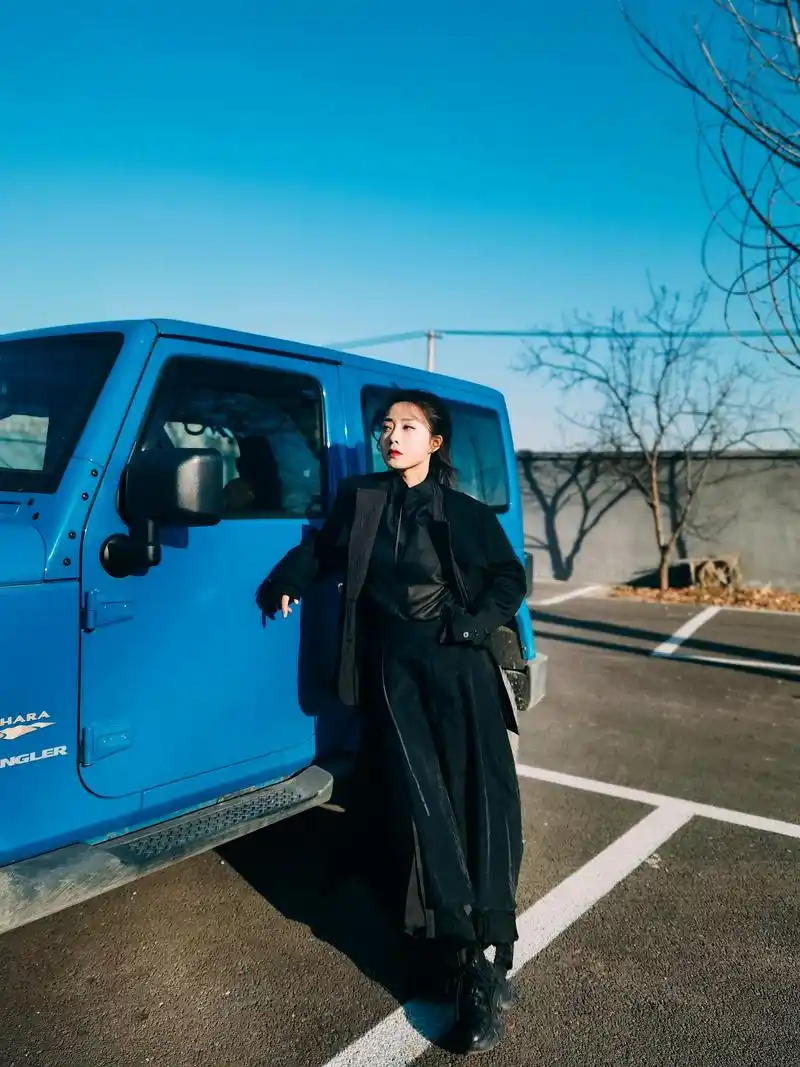 演员崔真真 冬日户外写真