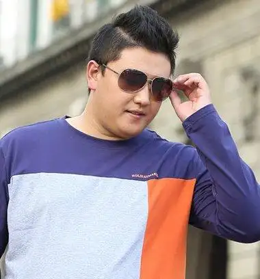 男生发型 男士短发 > 正文黑色的短发采用弧线形的刘海造型,稍长的