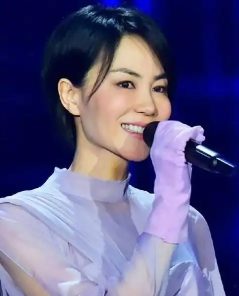 王菲把自己穿成谢霆锋!长裤配短发帅气逼人,二人越来越有夫妻相