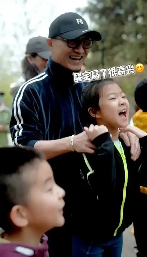 汪峰参加女儿运动会,醒醒正面照首次曝光,没有遗传到章子怡的美貌