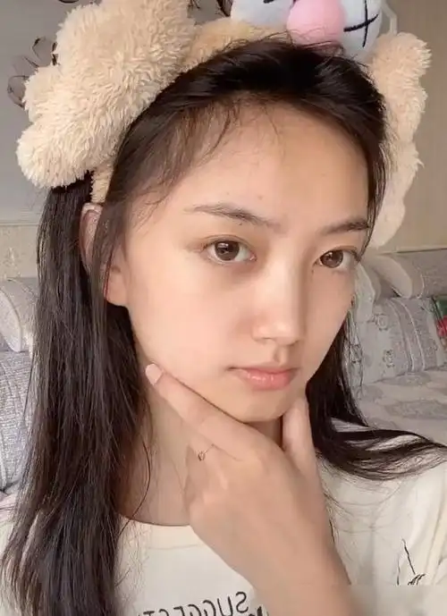 青岛大学举牌小姐姐走红一夜涨粉50万晒素颜照获网友称赞