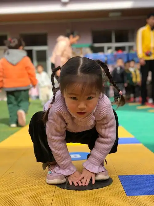 看,我模仿的小青蛙多像