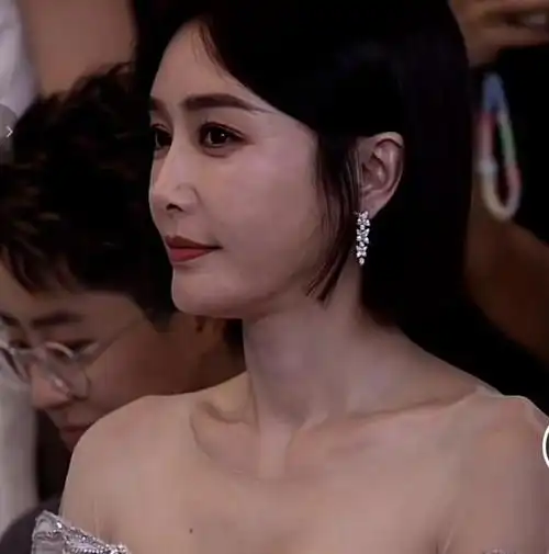 生图镜头下的秦岚,无美颜无滤镜,这"皮肤状态"太真实了