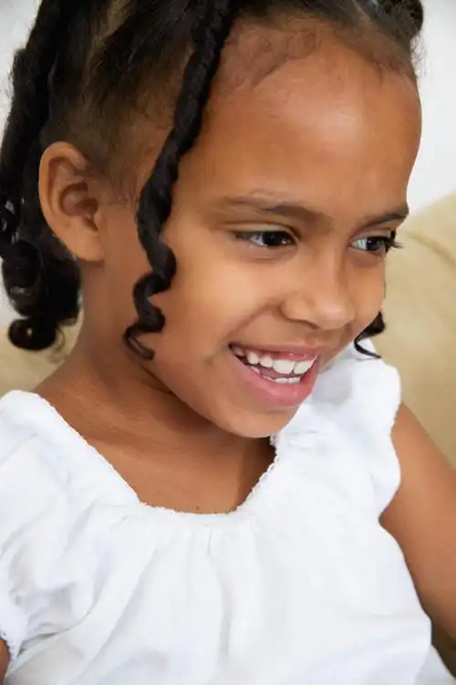 笑,微笑,露齿笑,竖图,俯视,室内,白天,裙子,纯洁,沙发,欧洲,非洲,黑人