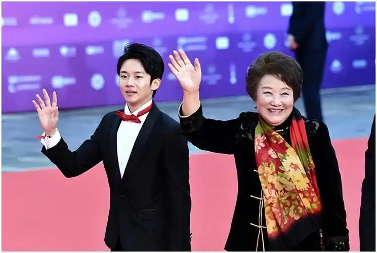 定居美国10余年,78岁却回国"捞金",她凭啥被称"人民艺术家"