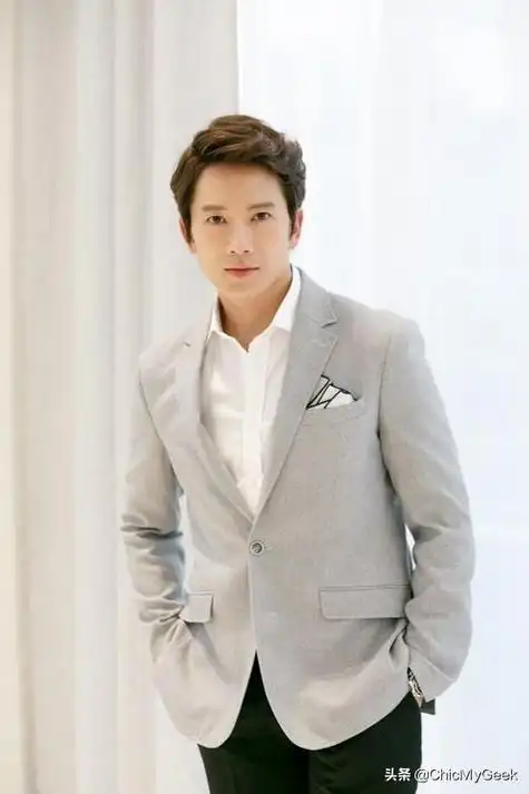 李宝英今年先推出受到大家喜爱的韩剧《我的上流世界》,紧接着老公