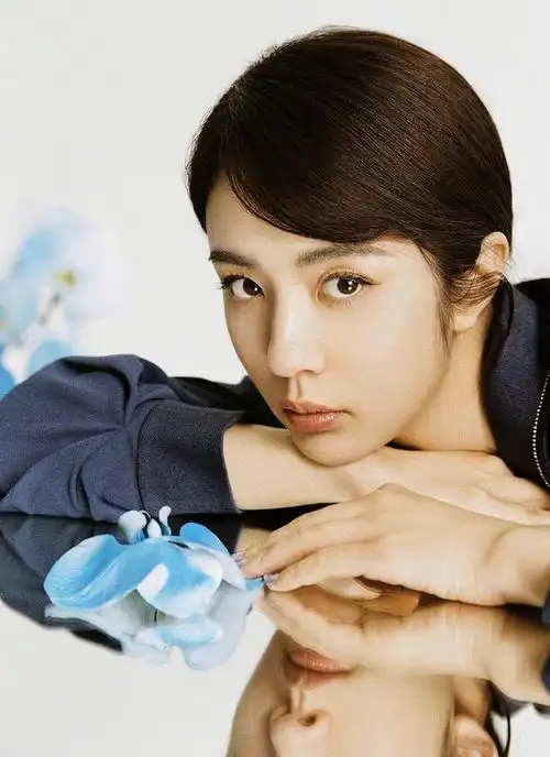 她与胡歌主演《大好时光》,今穿深蓝色双排扣西装,利落不失霸气