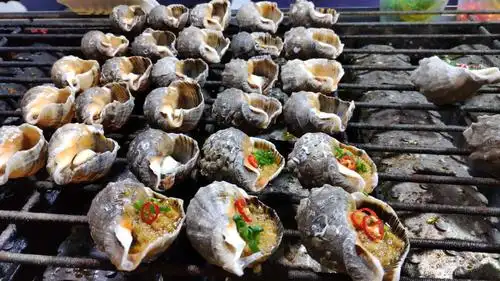 烤田螺,肉很厚实,料足,15元两个