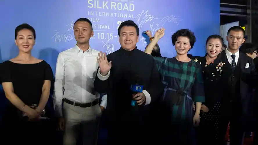 董凡,和正在热映的电影《中国机长》的演员蒋林燕,照