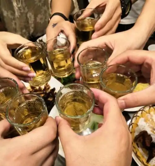 重庆酉阳,男子喝酒后在酒店休息,凌晨4时出现身体不适,朋友拨通120后