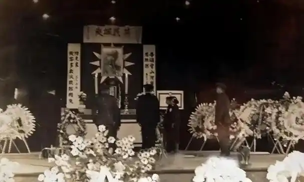 1964年7月4日,63岁的张学良与51岁的赵一荻在台北举办一场简单而隆重