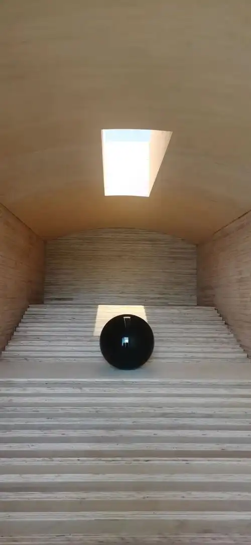 美术馆,观众在巨幅直岛影像环绕下穿梭其中,深入领会安藤忠雄持续思考