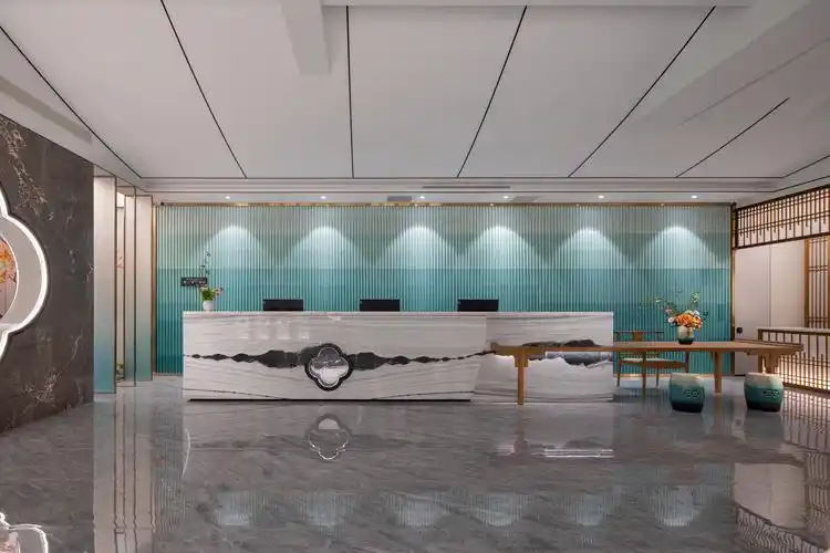 例如,前台接待区取意"满庭芳",将"潮"宋私人订制移情于景,将艺术装饰