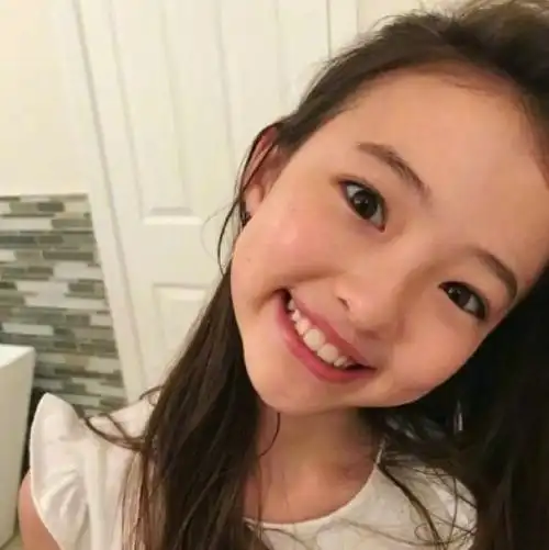 yg最宠爱的小公主:11岁德韩混血儿,jennie迷你版堪称芭比娇娃!_网易订