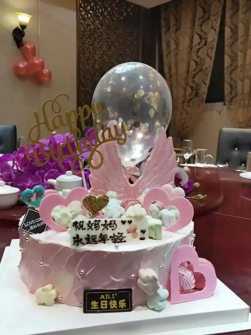 儿子,儿媳为母亲精心准备的生日蛋糕!