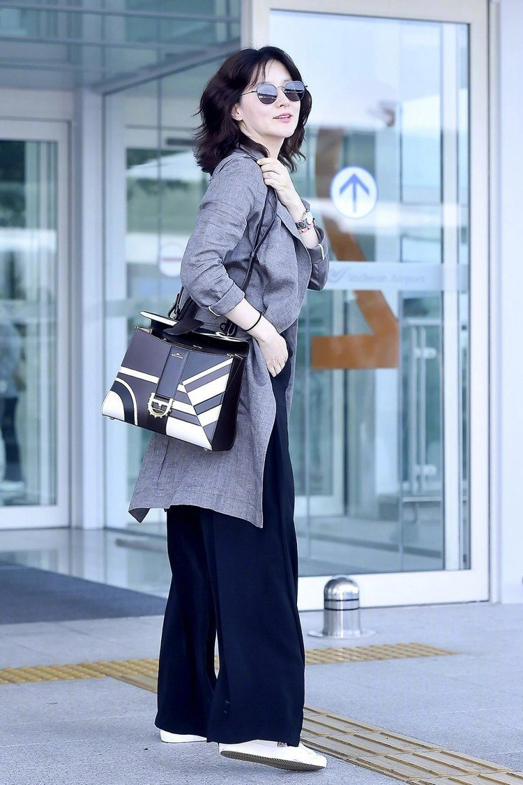原创李英爱的机场造型"挺耐看",灰色大衣搭阔腿裤高级时髦,超漂亮