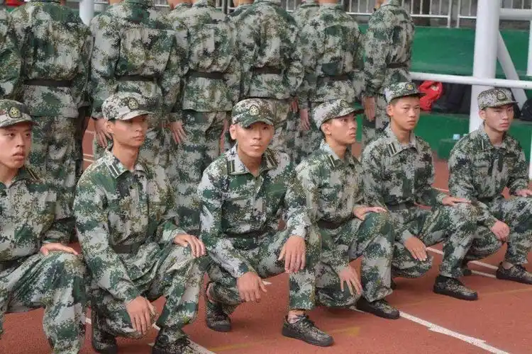 军人始终不能弯下的是他挺拔的背脊无论是站军姿还是练蹲姿但保持不变