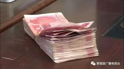 刘钊告诉记者,老人把一万元现金交到自己手上迅速离开,没留下自己任何