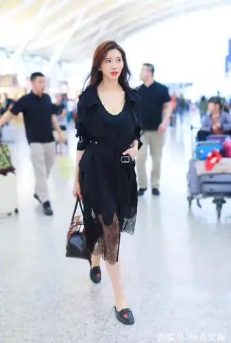 林志玲演绎机场版"淑女的品格" 着黑纱风衣离沪