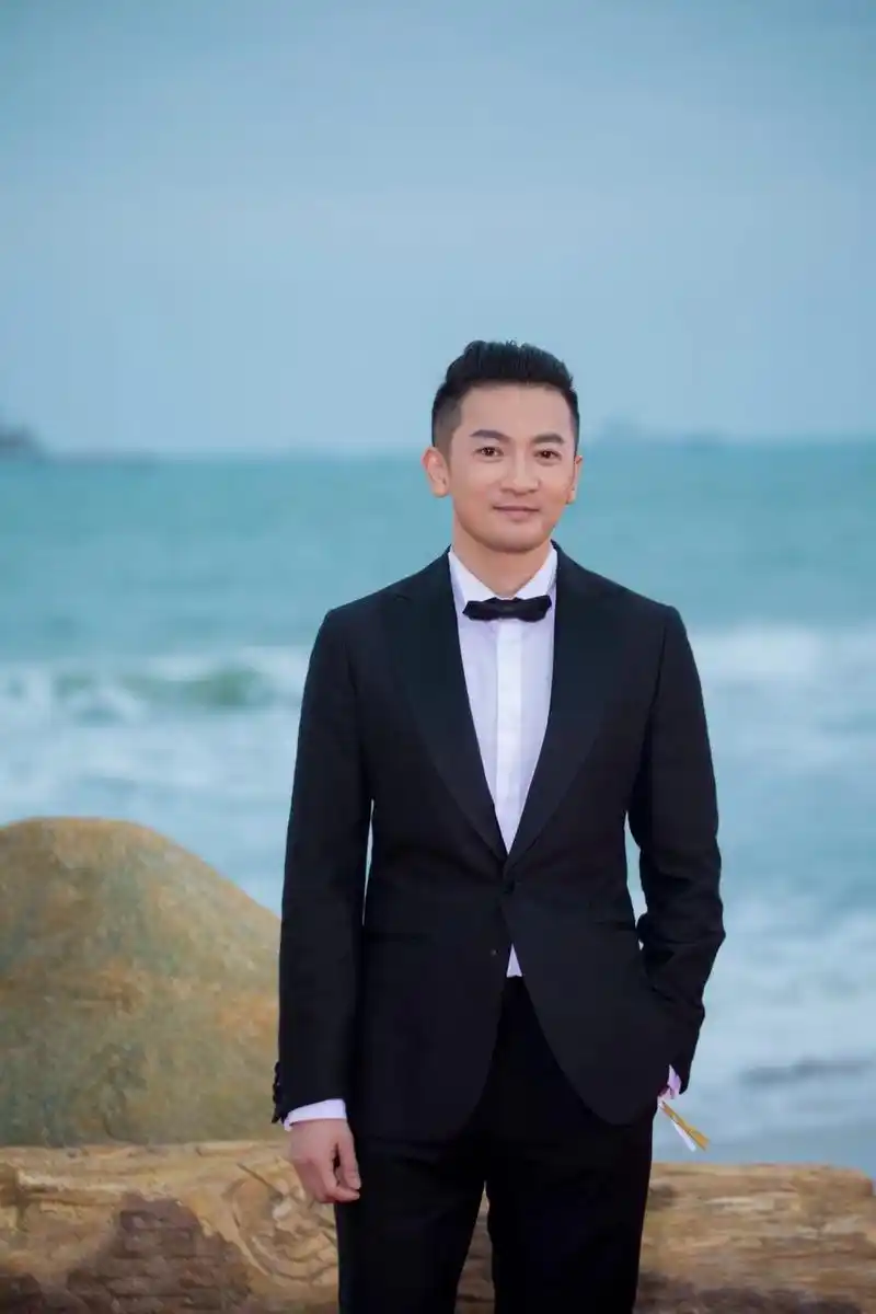 45岁苏有朋换新发型,微卷短发搭配土黄色冲锋衣,帅回小鲜肉!