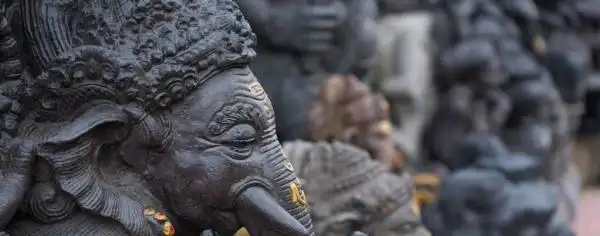 印度一名男孩面似大象,被当作神明化身,亲生父亲都要下跪叩拜