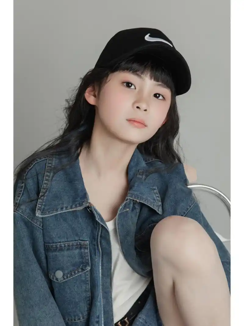 10岁女孩写真 又甜又酷,超有范儿～ 第一次尝试潮拍,感觉还可以