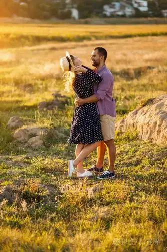 爱情情侣爱情浪漫之路夏日田野快乐