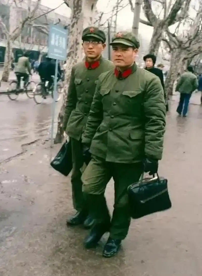 80年代,两名军人穿着相同的军装在上海的大街上走着.