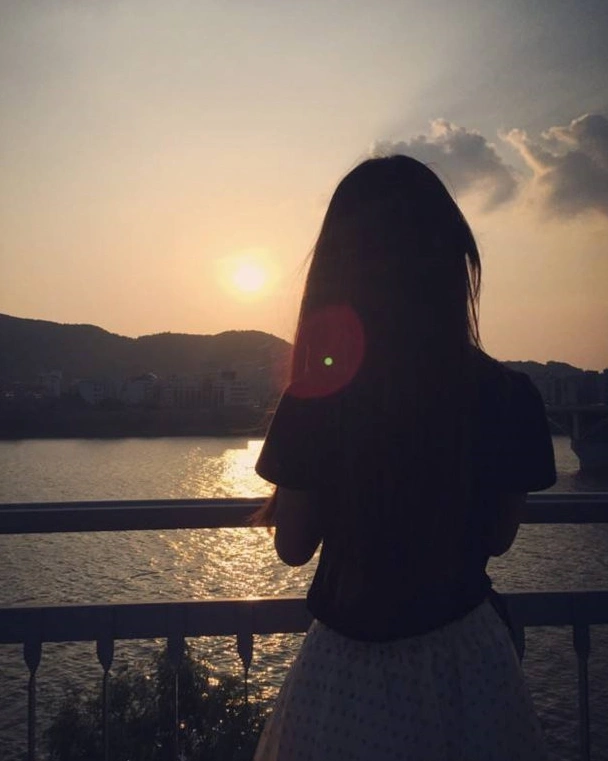 趣味测试:你第一眼觉得哪个美女背影最伤感,测你的命运好不好?