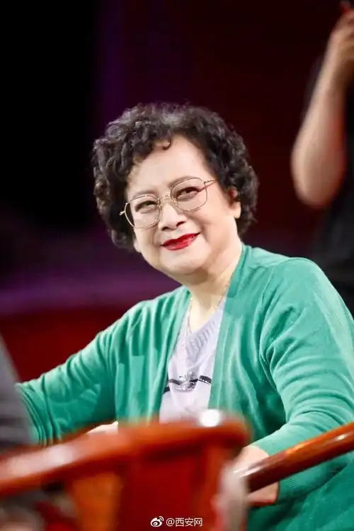 67左大玢已经75岁了,总是满脸笑容,非常慈祥.