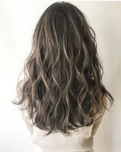 发型欣赏中长发水波纹卷