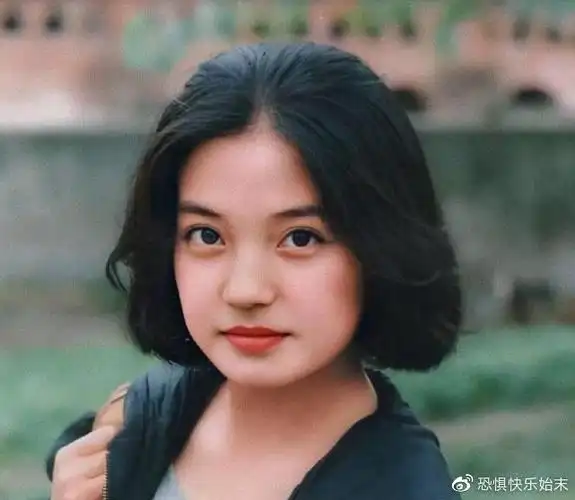 赵薇"女儿"颜值高被禁整容,13岁就有"电线杆腿",等你长大